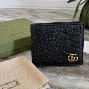 Discover the Gucci Men's Designer Leather Bifold Wallet crafted from premium leather with iconic GG detailing. Luxury design, timeless style, and everyday function.